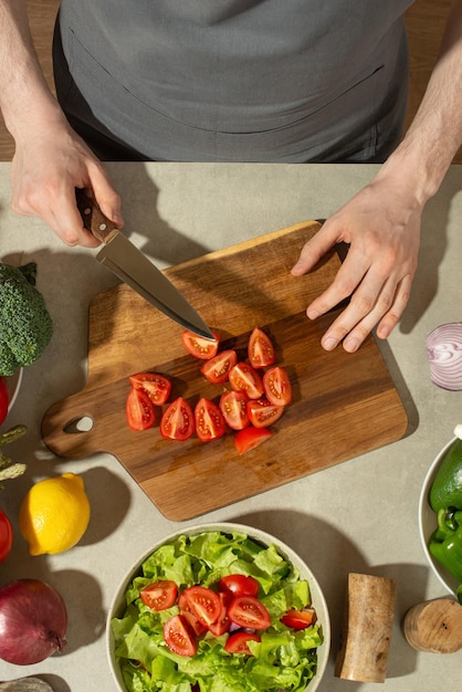 Przygotowanie dania na blacie kuchennym